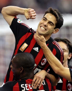 Brazilsk&yacute; fotbalista Kak&aacute; zůstane hr&aacute;čem AC Mil&aacute;n.