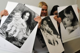 Herečky ukazuj&iacute; fotografie, na kter&yacute;ch jsou se sv&yacute;mi dětmi.