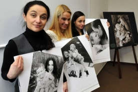 Herečky (zleva) Mark&eacute;ta Sedl&aacute;čkov&aacute;, Johana Gazd&iacute;kov&aacute; a Radka Coufalov&aacute;