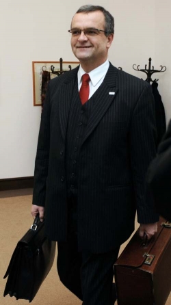 Ministr financ&iacute; Miroslav Kalousek před zased&aacute;n&iacute;m.