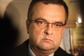 Ministr financí Miroslav Kalousek má pramálo důvodů k radosti.