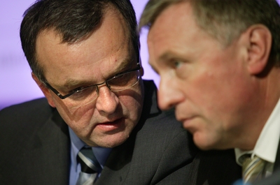 Ministr financí Miroslav Kalousek a premiér Mirek Topolánek. 