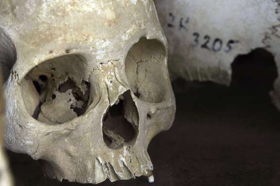 Lebka oběti Rudých Khmérů na Killing Fields u hlavního města. 