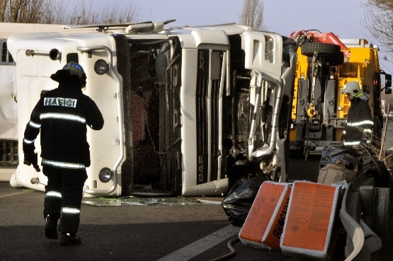Páteční nehoda kamionu s osobním autem na rychlostní komunikaci R35.