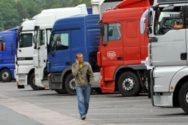 Ostavná parkoviště na dálnici D1 jsou už plná.