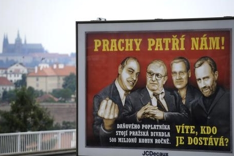 Plakáty zobrazují divadelníky coby nenasytné mafiány.