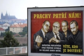 Plakáty zobrazují divadelníky coby nenasytné mafiány.