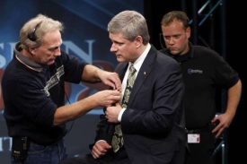 Kanadský premiér Harper před vystoupením v televizi.