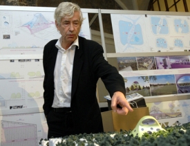 Architekt českého původu Jan Kaplický u návrhu svého britského ateliéru Future Systems, který byl 2. března v Praze vyhlášen vítězem soutěže na novou budovu Národní knihovny.