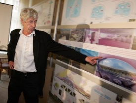 Architekt Jan Kaplick&yacute; představuje n&aacute;vrh blobu na Letn&eacute;