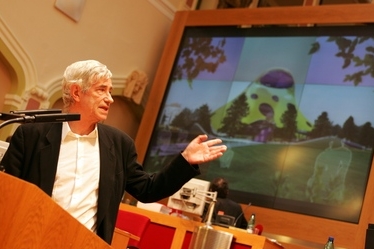 Jan Kaplický při projekci svého modelu nové budovy Národní knihovny.