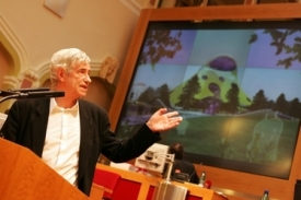 Jan Kaplický při projekci svého modelu nové budovy Národní knihovny.