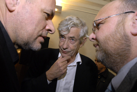 Ministr kultury Václav Jehlička (vlevo) a ředitel Národní knihovny České republiky Vlastimil Ježek (vpravo) s architektem českého původu Janem Kaplickým, jehož britský ateliér Future Systems byl 2. března v Praze vyhlášen vítězem soutěže na novou budovu knihovny.