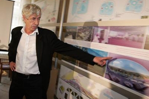 Architekt Jan Kaplický na tiskové konferenci představuje svůj návrh nové budovy Národní knihovny.
