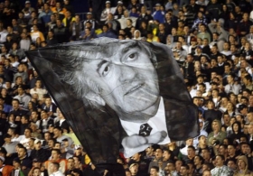 Fanoušci fotbalového klubu Partizan s portrérem Karadžiče.