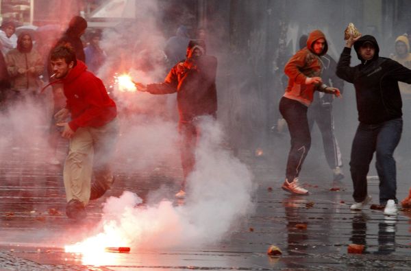 Kameny a světlice vrhané na policii.