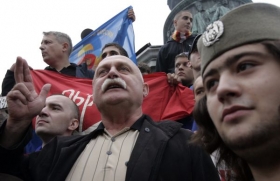 Karadžičův bratr Luka (uprostřed) na akci za Karadžiče 23.7.2008.