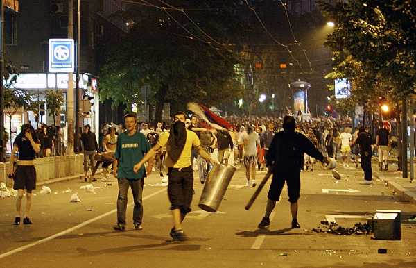 Demonstraci na podporu Radovana Karadžiče provázely násilnosti.