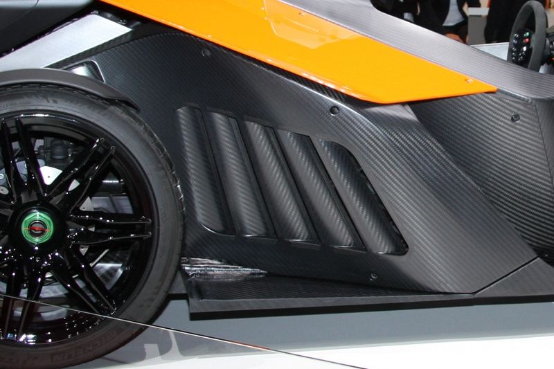 Karbon dnes používají jen drahá nebo sportovní auta jako toto KTM.