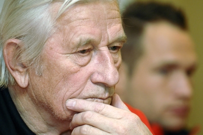 Trenér Karel Brückner na reprezentačním srazu. Trenér Karel Brückner na reprezentačním srazu.