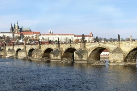 Karlův most čekají rozsáhlejší opravy, než se čekalo.