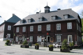Věžový dům z let 1795 -1800 (v letech 1879 a 1918 přestavěn).