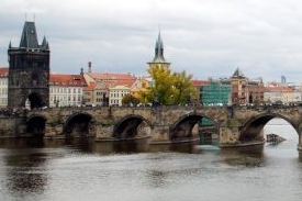 Karlův most, architektonická perla, spojuje Malou Stranu a Staré Město.