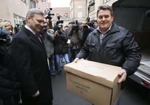Kasjanov s voliči a urnou s podpisy