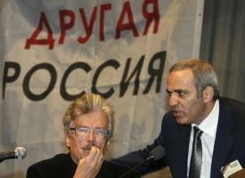 Kasparov (vpravo) a Limonov na národním kongresu Jiného Ruska