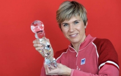Kateřina Neumannov&aacute; s trofej&iacute; pro světov&eacute; &scaron;ampi&oacute;ny.