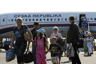 Přílet vojenského speciálu s 56 českými krajany z Kazachstánu Přílet vojenského speciálu s 56 českými krajany z Kazachstánu