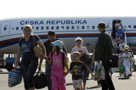 Př&iacute;let vojensk&eacute;ho speci&aacute;lu s 56 česk&yacute;mi krajany z Kazachst&aacute;nu
