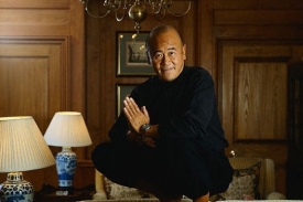 Ken Hom je nejen skvěl&yacute; kuchař, ale tak&eacute; zdatn&yacute; obchodn&iacute;k.