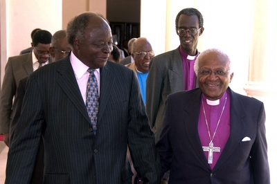 Stávající prezident Mwai Kibaki a Jihoafrický arcibiskup Desmond Tutu.