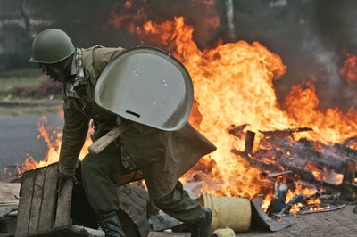 Nairobi: keňský policista odhazuje část barikády.
