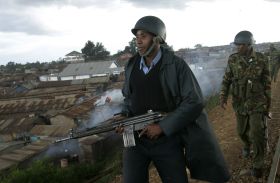 Policie hl&iacute;d&aacute; v nepokojn&eacute;m nairobsk&eacute;m slumu Kibera (duben 2008).