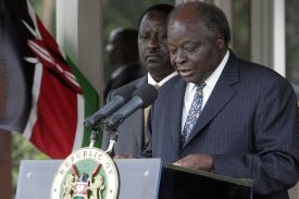 Keňský prezident Kibaki (vpravo) a nový premiér a šéf opozice Odinga.