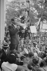 Robert Kennedy chtěl být blízko k voličům, bylo to pro něj osudné