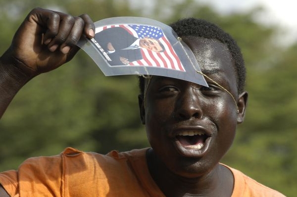 Oslavující Keňan ve městě Kisumu.