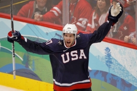 Prvn&iacute; branku USA vs&iacute;til Ryan Kesler.