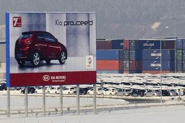Automobilka Kia Motors zastavila kvůli plynu na Slovensku výrobu. Automobilka Kia Motors zastavila kvůli plynu na Slovensku výrobu.