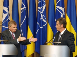 Šéf NATO de Hoop Scheffer (l) a prezident ukrajiny Viktor Juščenko(p).