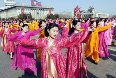 Korejky tanč&iacute; na centr&aacute;ln&iacute;m n&aacute;měst&iacute; Kim Il Sung v severokorejsk&eacute; metropoli Pchjongjangu.