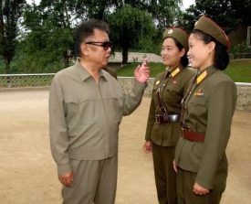 Kim Čong-il na n&aacute;v&scaron;těvě žensk&eacute; vojensk&eacute; jednotky.