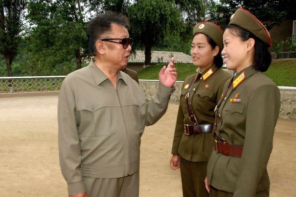 Kim Čong-il na návštěvě ženské vojenské jednotky. Kim Čong-il na návštěvě ženské vojenské jednotky.