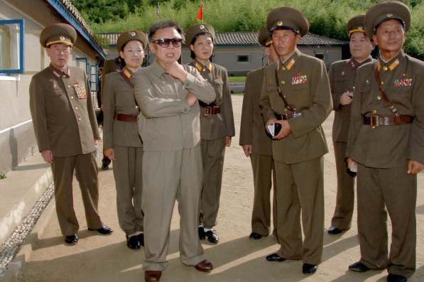Kim Čong-il mezi pilíři svého režimu, vojáky. Údajně čerstvý snímek.