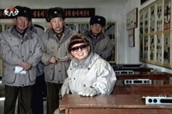 Kim Čong-il při nedělní návštěve vojenské jednotky.