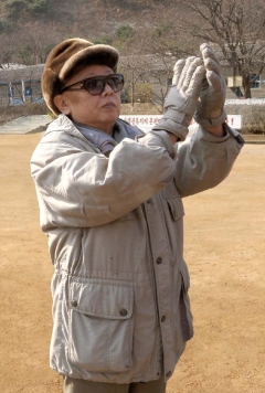Kvůli rukavicím nelze poznat, zda Kim levou ruku skutečně ovládá.