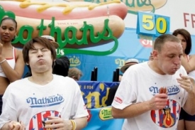Králem požíračů hot dogů se stal opět Joey Chestnut (vpravo). Králem požíračů hot dogů se stal opět Joey Chestnut (vpravo).