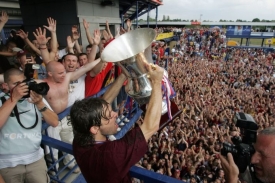 Karol Kisel při oslav&aacute;ch posledn&iacute;ho titulu Sparty v roce 2007.